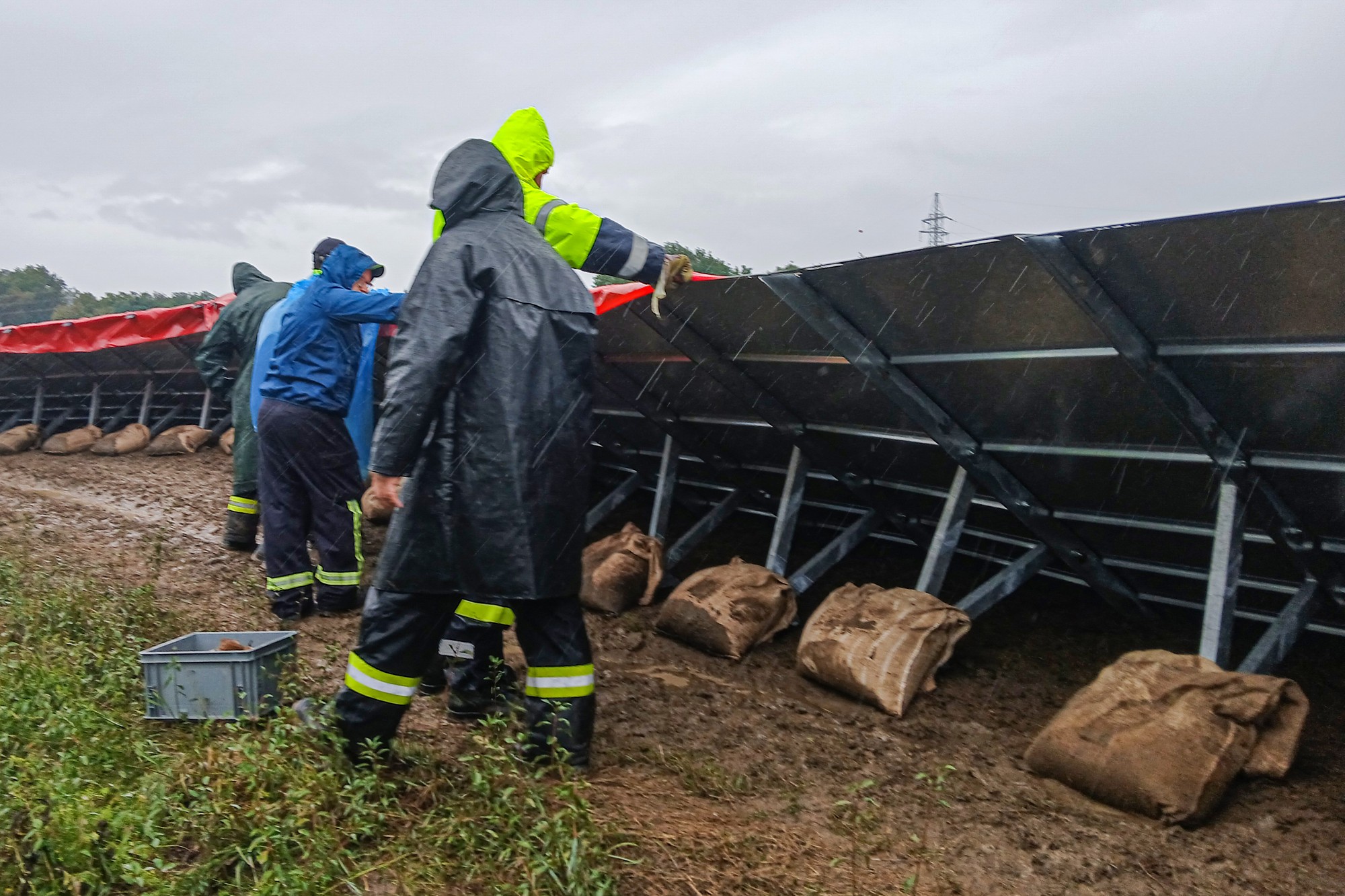 Hasiči stavajú mobilnú protipovodňovú bariéru na moste nad riekou Morava medzi Holíčom a českým Hodonínom.