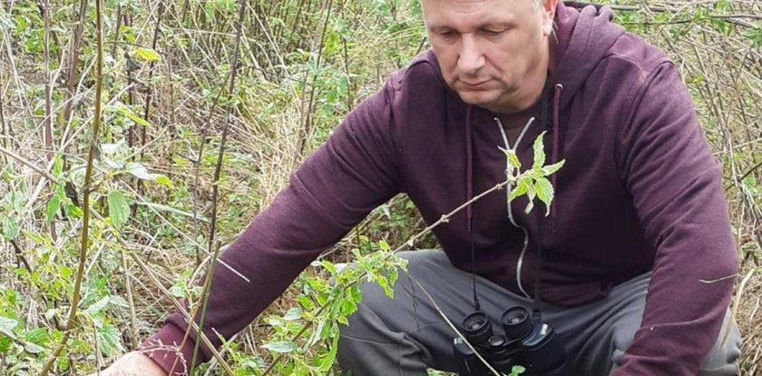 Odpoczywał na łonie natury. Nagle dostrzegł w zaroślach coś dziwnego