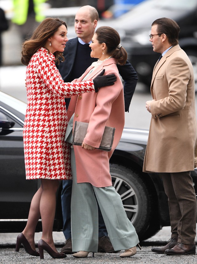 Kate Middleton és trónörökös Victoria baráti csókkal váltak el