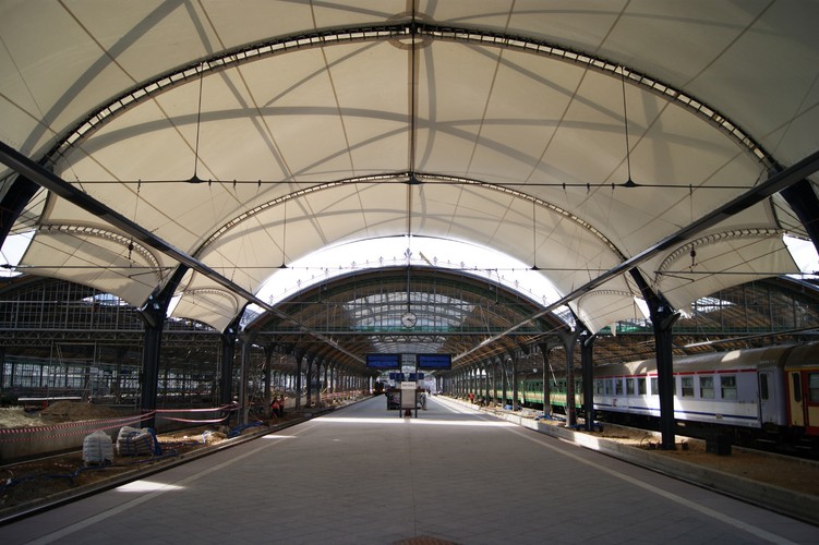 Peron 2 dworca Wrocław Główny po modernizacji (2)