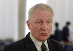 Miodowicz kpi z Macierewicza: Naczelny łowca szpiegów