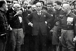 Benito Mussolini podczas marszu na Rzym z bojówkarzami od lewej: Emilio De Bono, Italo Balbo i Cesare Maria De Vecchi, 28 października 1922 r.