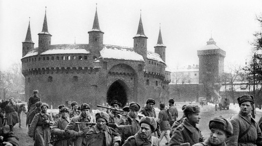 Żołnierze Armii Czerwonej wkraczają do Krakowa. Styczeń 1945 r.