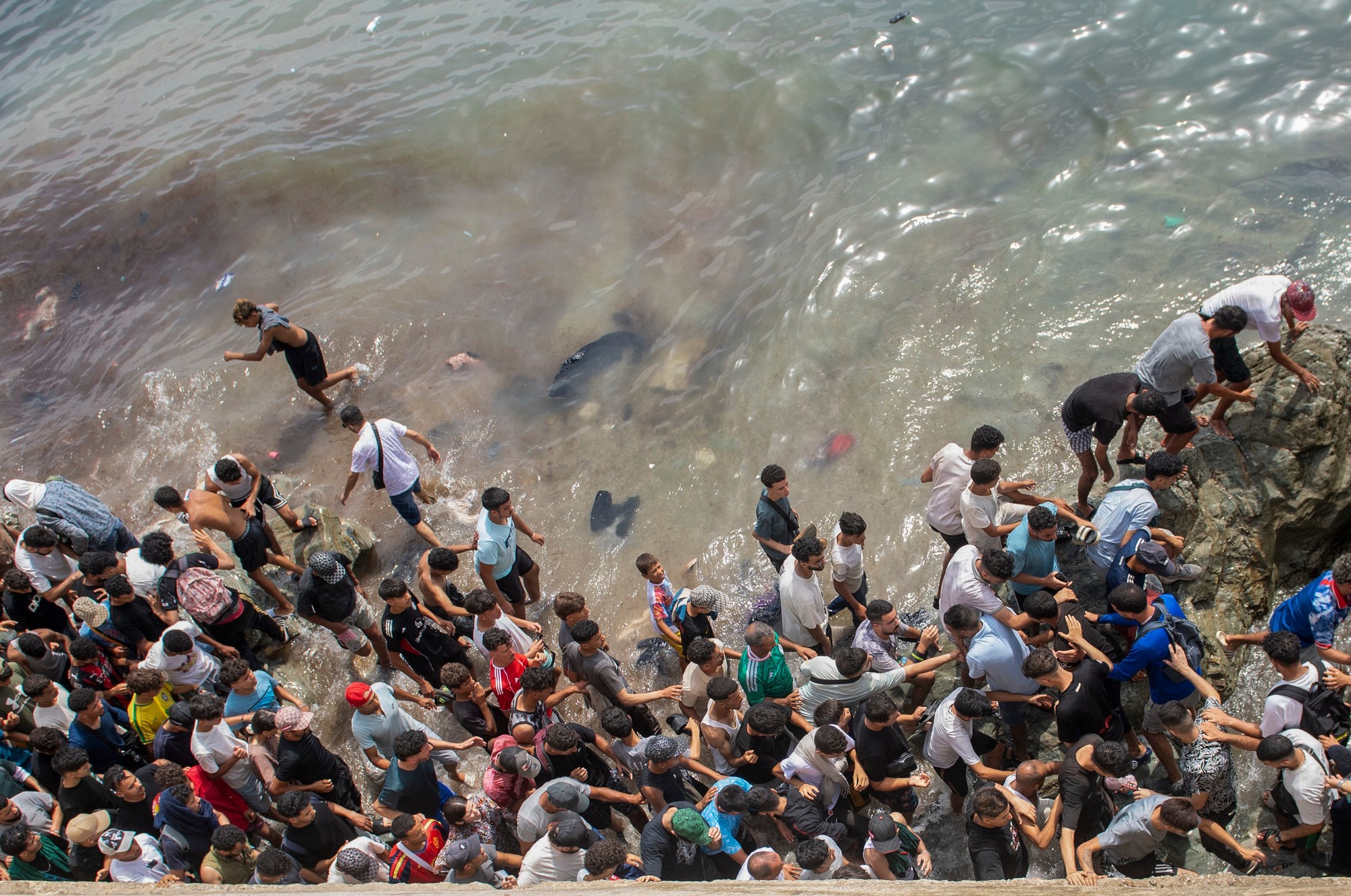Migranti v španielskej exkláve Ceuta. 