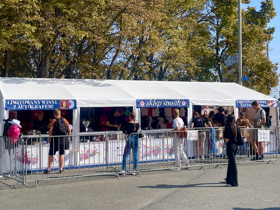 Fani czekają na koncert sanah pod PGE Narodowym