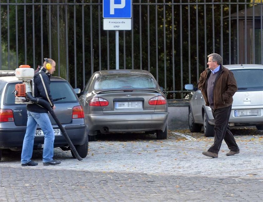 Komorowski do pracy piechotą, a garnitury limuzyną!  FOTO