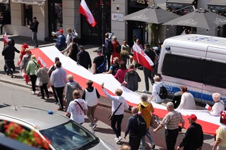 Wybory prezydenckie 2025. Przez Warszawę przeszły marsze Nawrockiego i Trzaskowskiego