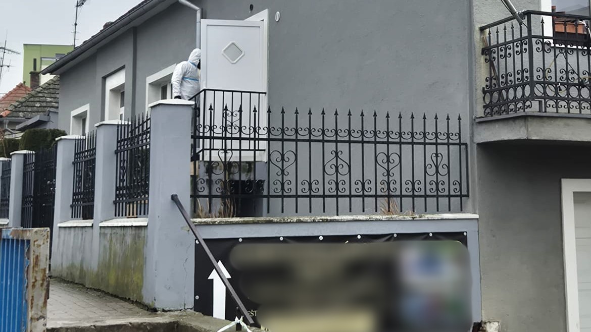 Polícia vyšetruje nález dvoch tiel v byte v Leviciach.