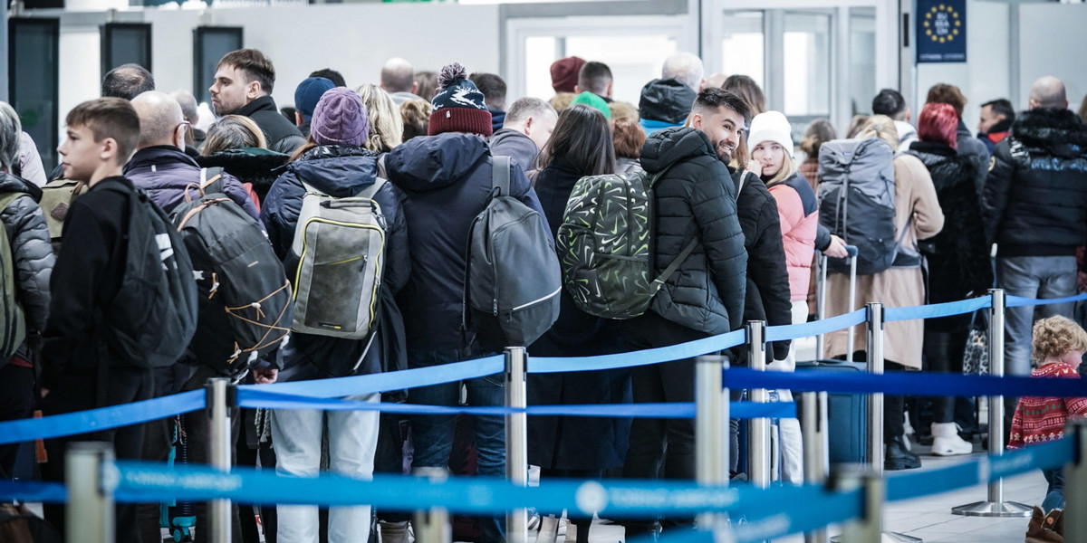 Kolejka podróżnych do kontroli paszportowej na lotnisku Caselle w Turynie, Włochy, 30 grudnia 2022 r. Włochy 29 grudnia jako pierwszy kraj europejski rozpoczęły testy na covid wśród osób przybywających z Chin.