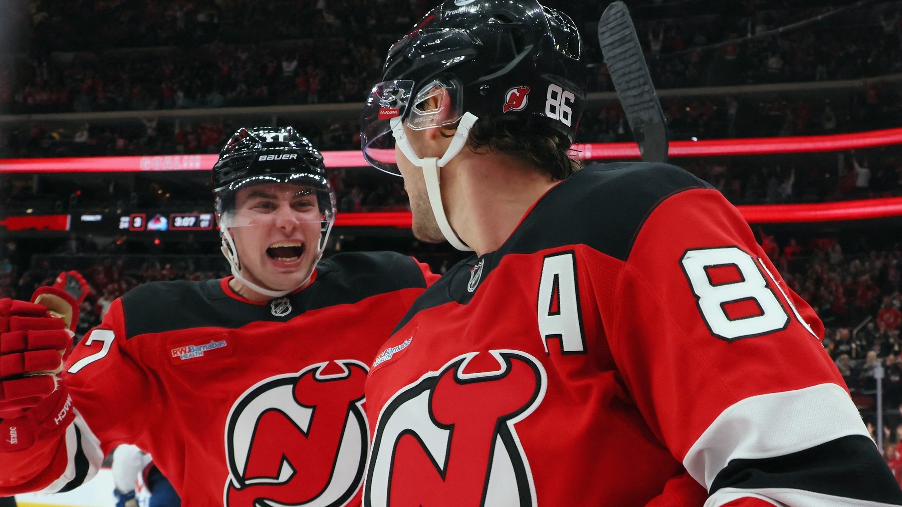 Šimon Nemec sa raduje s Jackom Hughesom (New Jersey Devils).