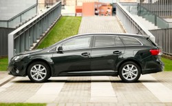 Toyota Avensis czy Ford Mondeo? Oto 7 najlepszych aut do 30 tys. zł, ale nie z Niemiec