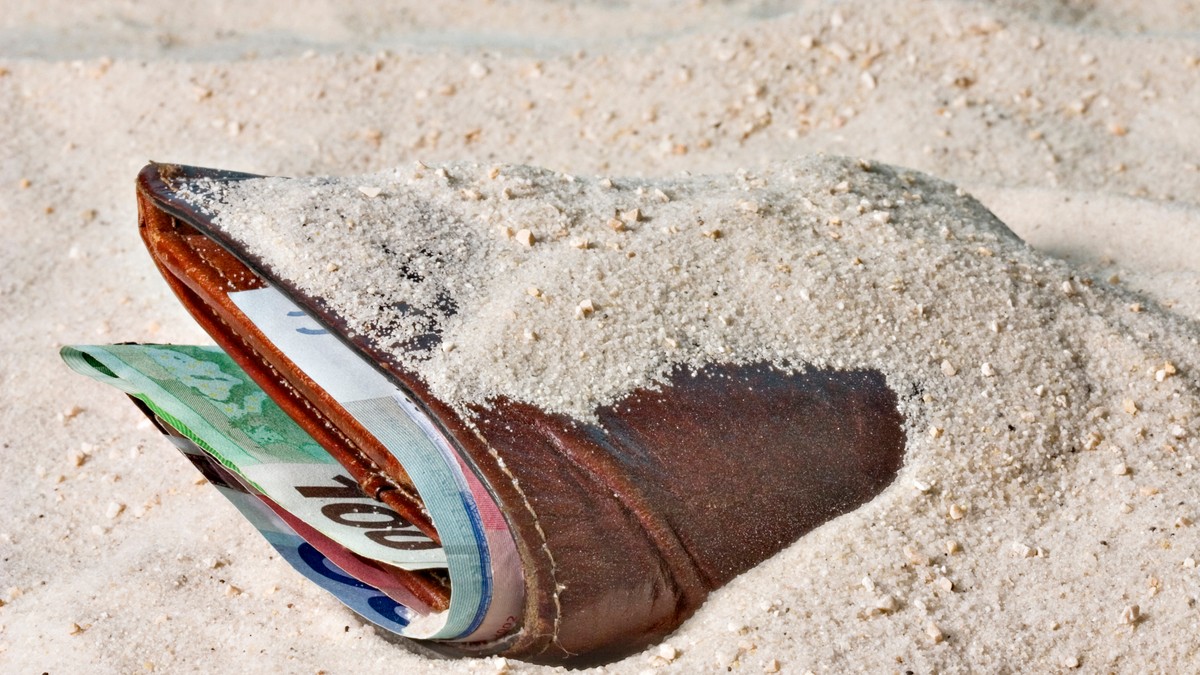 Gde sakriti novac na plaži da ga lopovi ne pronađu: 4 vrhunska trika za zaštitu od krađe
