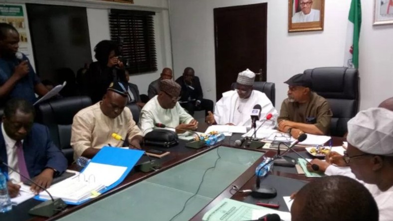 ASUU's delegation meet FG's delegation on industrial strike. [Headtopics]