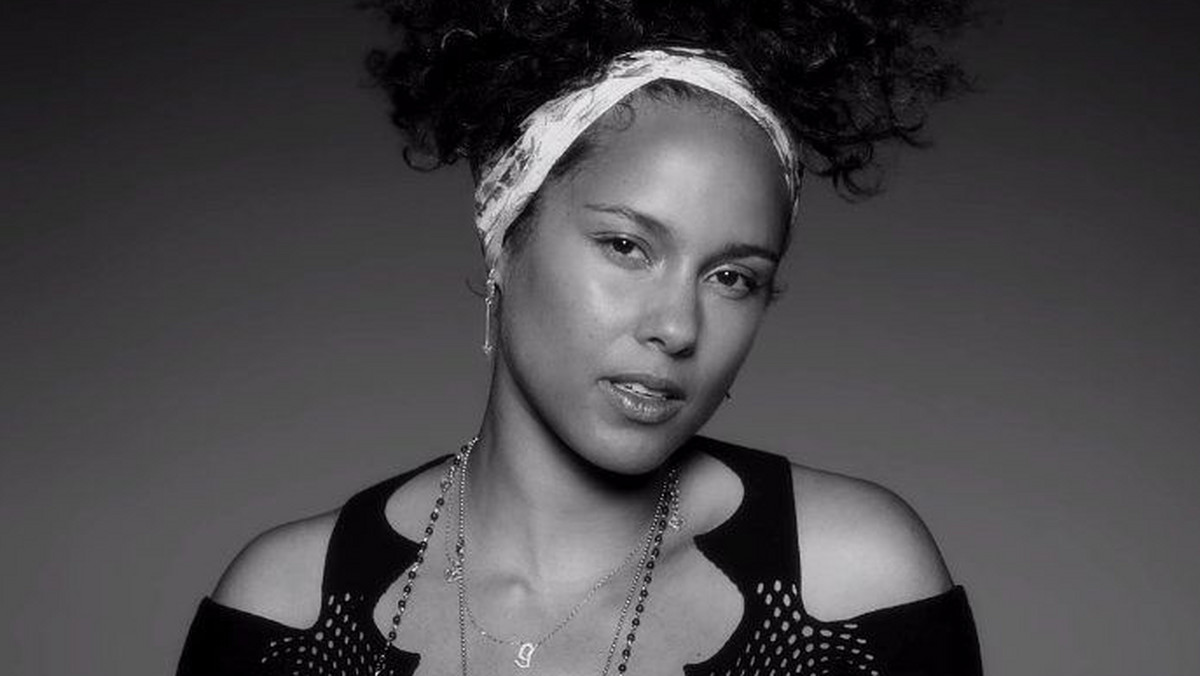Alicia Keys zaprezentowała teledysk do utworu "In Common". W czarno-białym klipie wokalistka urządza przyjęcie na planie przypominającym Nowy Jork.