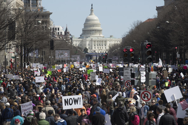 Protesty młodych przeciw dostępowi do broni USA