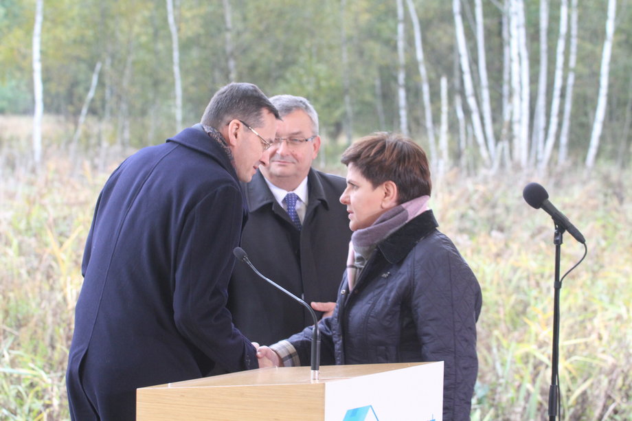 Mateusz Morawiecki i ówczesna premier Beata Szydło podczas inauguracji programu Mieszkanie plus w 2016 r.