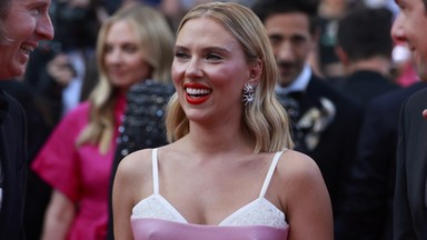 Scarlett Johansson czaruje fotografów w Cannes. Inna gwiazda się nie popisała