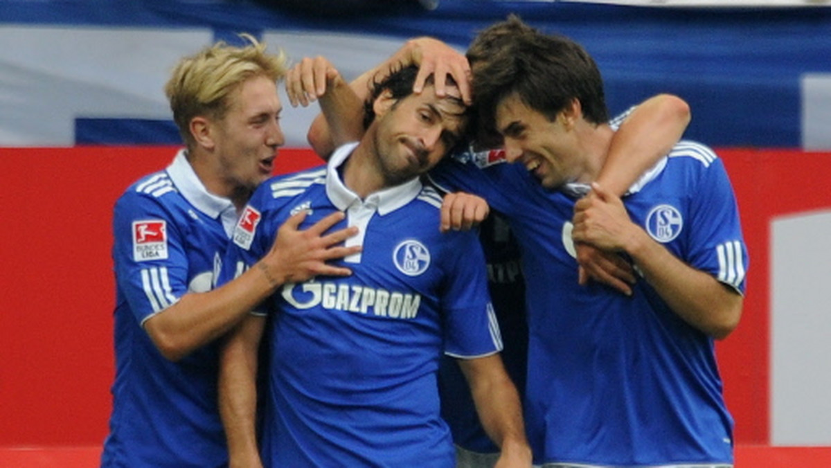 Szkoleniowiec Schalke 04 Gelsenkirchen, Ralf Rangnick zaprzeczył, jakoby jeden z najskuteczniejszych zawodników niemieckiego zespołu, Raul zamierzał opuścić klub. Były napastnik Realu Madryt łączony jest w ostatnim czasie z rosyjską Anżi Machaczkała i angielskim Blackburn Rovers.