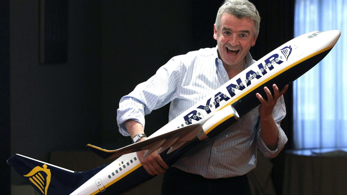 Ryanair Holdings, największe europejskie tanie linie lotnicze, podwyższyły całoroczny zysk o 13 procent, ponieważ zwiększają liczbę tras przelotów i samolotów, żeby pozyskać udziały w rynku lotów krótkodystansowych, na którym normalne linie lotnicze usiłują ograniczyć straty.