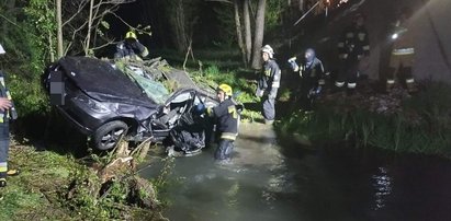 Co za rajd kierowcy BMW! Był tak pijany, że pomylił rzekę z drogą. Na ratunek ruszyli strażacy