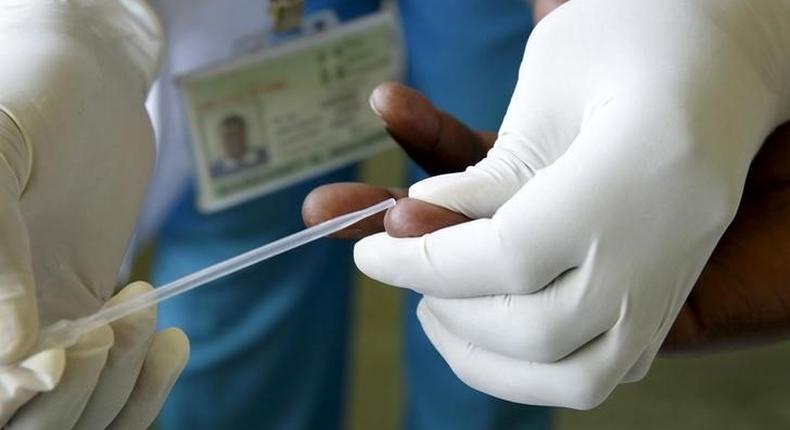 Margaret Muchiri, a counsellor, prepares to get a blood sample from a woman to test for HIV at the Mater Hospital in Kenya's capital Nairobi, September 10, 2015.      REUTERS/Thomas Mukoya