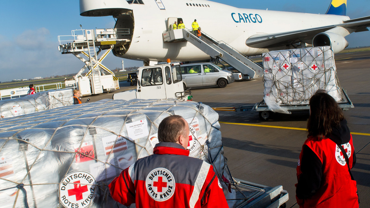 Czerwony Krzyż zaapelował o wsparcie dla ofiar tajfunu na Filipinach. Zebrane pieniądze organizacja chce przeznaczyć na schronienia dla najbardziej potrzebujących, żywność, środki higieniczne, leki oraz wdrożenie systemu zaopatrzenia w wodę.