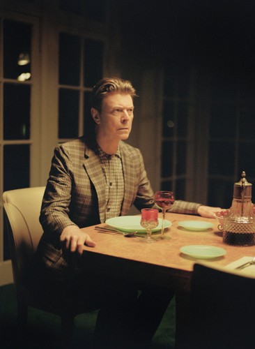 David Bowie w teledysku do utworu 'The Stars (Are Out Tonight)'