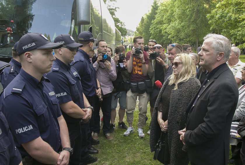 Rodzina i przyjaciele Arama Rybickiego protestowali przed bramą cmentarza