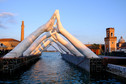 Instalacja Lorenzo Quinna, "Building Bridges"
