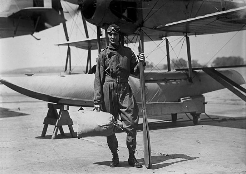 Richard Evelyn Byrd przy samolocie Vought VE-7 Bluebird.