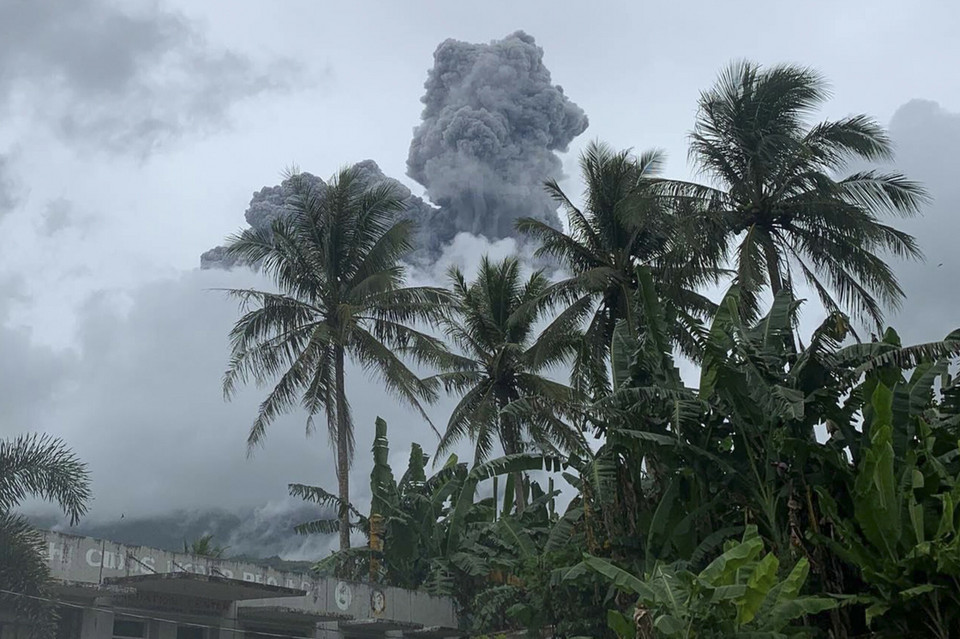Eksplozja wulkanu Bulusan na Filipinach. Miasta w popiele [ZDJĘCIA]