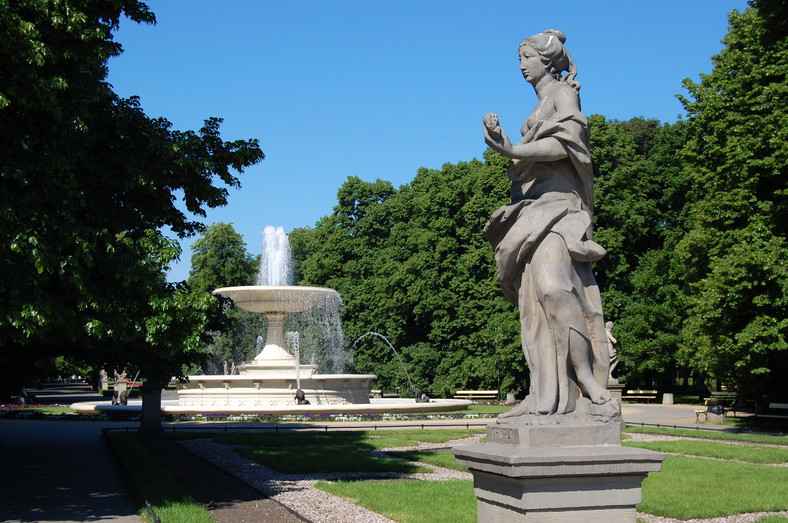 W czasie powstania warszawskiego ludzie myli się między innymi w publicznych fontannach. Na zdjęciu: Ogród Saski