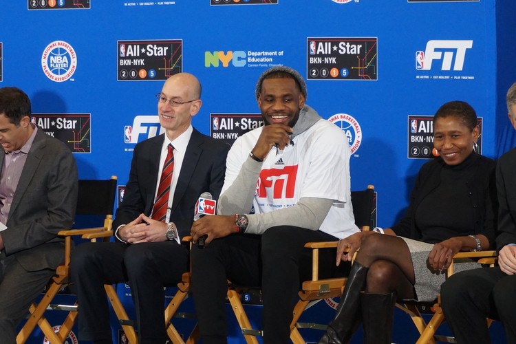 <strong>3. LeBron James</strong>
<br><br>
LeBron James w 2013 został najmłodszym w historii NBA zawodnikiem, który przekroczył granicę 20 000 zdobytych punktów wyprzedzając tym samym w klasyfikacji Kobe Bryanta. Obecnie LeBron James gra Cleveland Cavaliers. Jego kontrakt warty jest 43 mln dolarów. W ciągu ostatniego roku zarobił natomiast 77,2 mln dol.