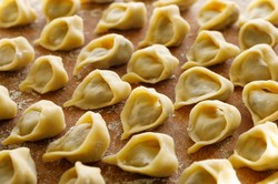 Jak i kiedy mrozić wigilijne uszka z kapustą i grzybami, żeby były idealne? Podpowiadamy