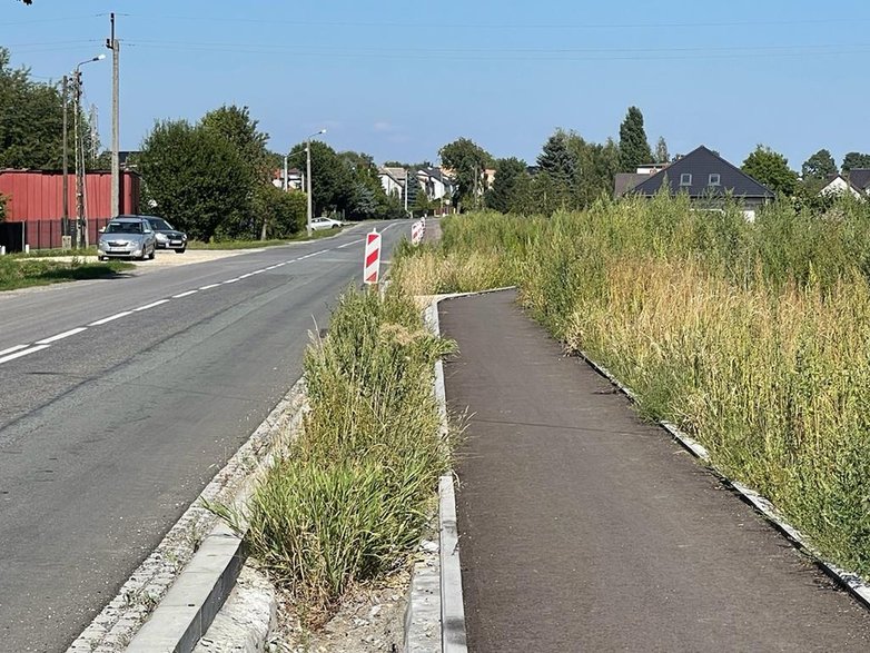 Początek ścieżki w Wiśle Wielkiej, za skrzyżowaniem z ulicą Brzozową - 05.08.2022 - autor: pless.pl