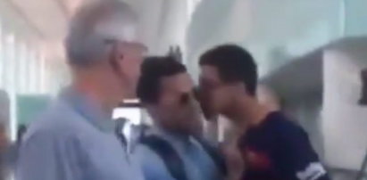 Piłkarz Barcy dostał buziaka od fana i podobało mu się to!