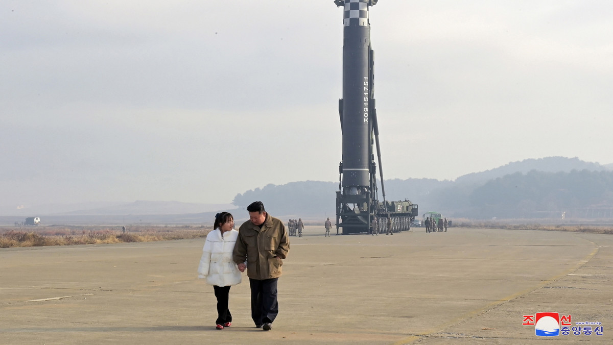 Kim Dzong Un za rękę z córką. Pierwszy raz pozwolił ją sfotografować