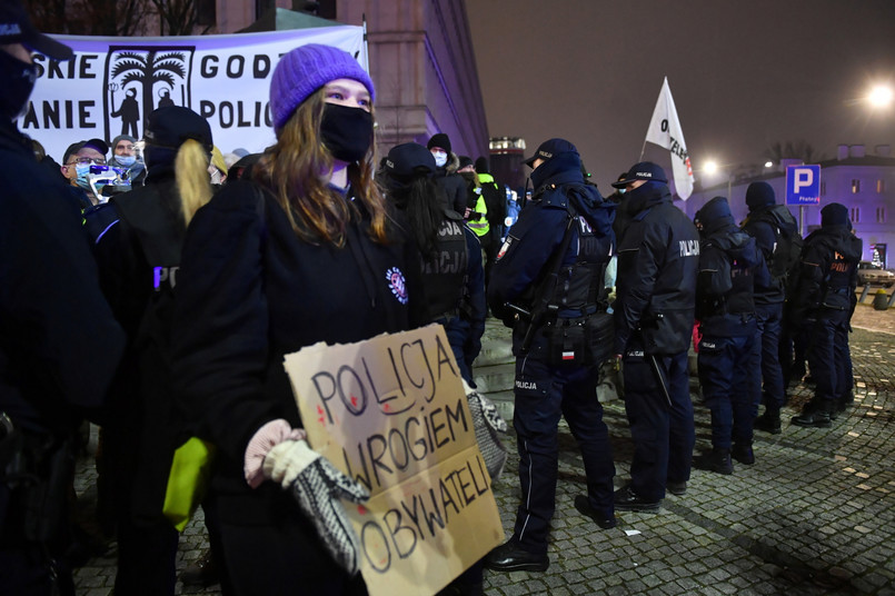 Uczestnicy protestu przeciwko zakazowi przemieszczania się w noc sylwestrową