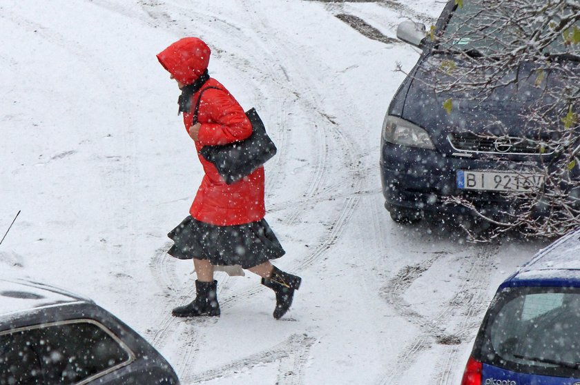 Opady śniegu i silny wiatr