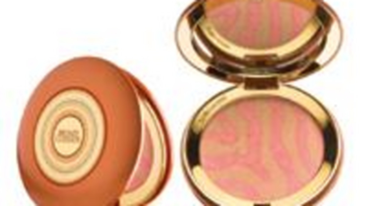 Aby uzyskać blask słonecznej opalenizny tego lata, wypróbuj NOWY róż Bronze Goddess Exotic Bronzing Blush Edycja Limitowana. Ten luksusowy złotawobrązowy puder ma lśniąco nieokiełznany, inspirowany dziką przyrodą kształt, który kryje dwa cienie - perfekcyjny złotawobrązowy i koralowy z różowym odcieniem - dające doskonały wygląd naturalnie opalonej słońcem skóry. Idealny praktycznie dla każdego odcienia skóry, ten przepiękny egzotyczny róż rozjaśnia skórę, nie pozostawiając żadnych smug, i może być stosowany samodzielnie lub na samoopalacz, jest zapakowany w kompakt Estée Lauder Bronze Goddess w kształcie słońca.
Cena: 205 zł