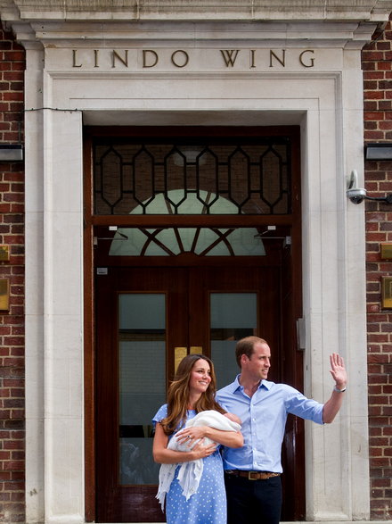 Kate Middleton, książę William i mały George przed szpitalem św. Marii