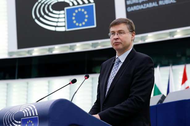 epa09643375 European Commission Executive Vice-President in charge of an Economy that works for People Valdis Dombrovskis delivers a speech on The state of play of the RRF (Recovery and Resilience Facility), during a plenary session at the European Parliament in Strasbourg, France, 15 December 2021. EPA/JULIEN WARNAND / POOL Dostawca: PAP/EPA.