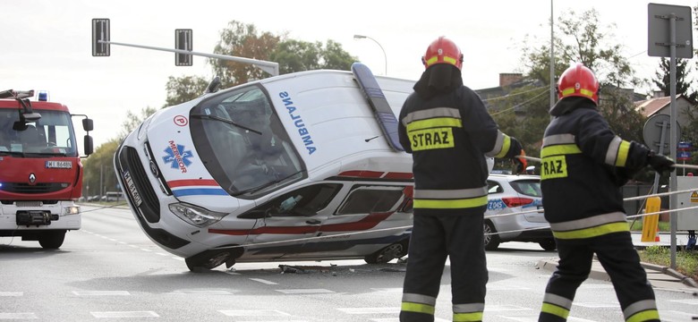 Zderzenie karetki z Mercedesem w Warszawie. Osobówką jechała matka z dzieckiem