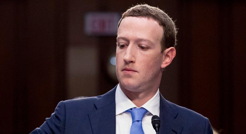 Mark Zuckerberg pours glass of water