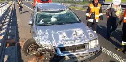 Kraksa na autostradzie A4. Auto dachowało!