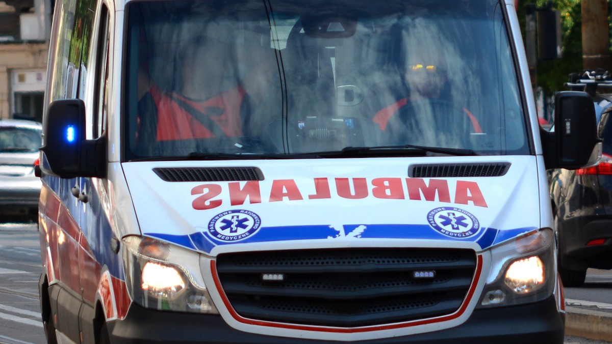 Wypadek karetki w Gorzowie Wielkopolskim, dwaj ratownicy oraz kierowca trafiły do szpitala [Źródło: Onet]