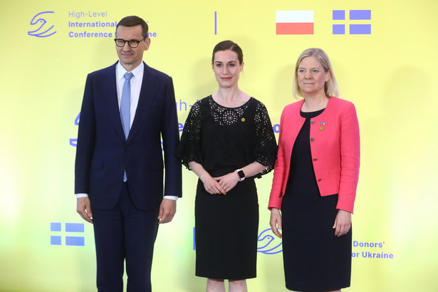 Premierzy: Polski Mateusz Morawiecki, Finlandii Sanna Marin oraz Szwecji Magdalena Andersson przed rozpoczęciem konferencji