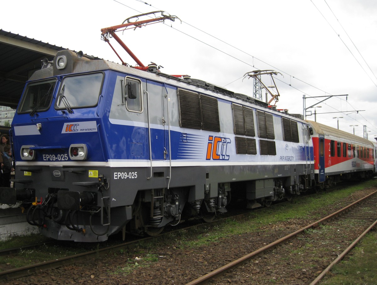 Dni Transportu Publicznego 2010 zdj. Stowarzyszenie Miłośników Komunikacji Szynowej. Lokomotywa Intercity i wagon RegioEkspres