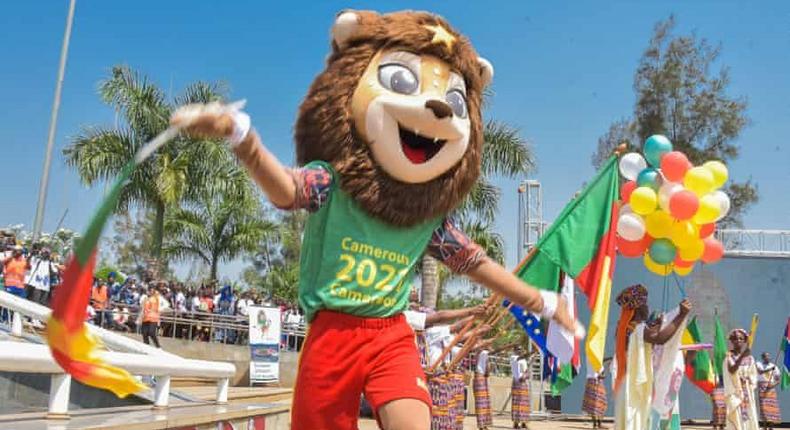 La mascotte Mola fait son show au Cameroun