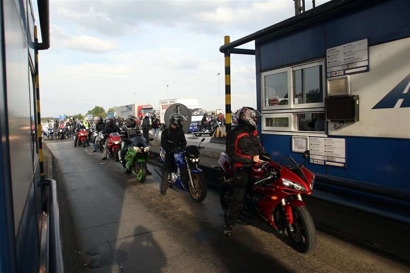 Motocykliści zablokowali autostradę